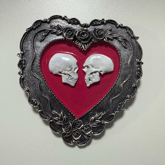 Framed Miniature Realistic Human Skulls – Heart-Shaped True Love Skeleton Ornament for Halloween