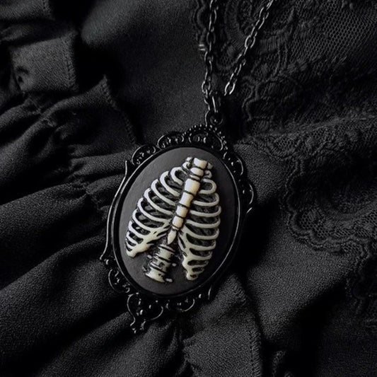 Gothic Black Oval Rose Skull Queen Pendant Necklace – Dark Subculture Jewelry for Women